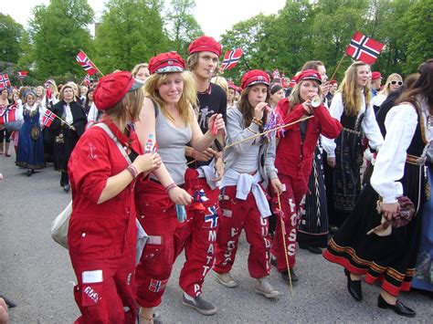 17.mai med vidash, sesselja, marlene og olai i oslo er herlig. En el día de Noruega una de las cosas llamativas es la pa ...