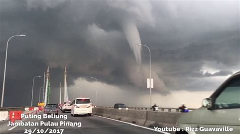 Angin puting beliung bisa menimbulkan kerusakan linkungan, dan merupakan resiko terhadap kehidupan manusia. Puting Beliung Jambatan Pulau Pinang / Twister footage on ...