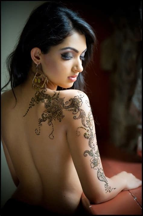 Traditional henna is drawn in delicate patterns on the hands and feet, but modern henna is applied in all sorts of designs anywhere on the body. 30 Stylish Body Mehndi Designs Collection - SheIdeas