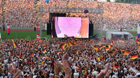 Den mauszeiger über den gewünschten sitz bewegen und ein vorschaubild zeigt den blick auf die bühne des public viewing fussball em. Fan-Festival zum Champions-League-Finale im Olympiapark ...