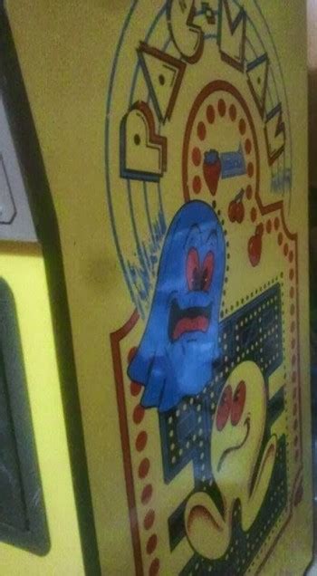 Sinopsis de la juego popularmente conocido como el comecocos, pacman ha sido y tal vez siga siendo el videojuego más jugado en la historia de los recreativos de salón, creado por el diseñador toru iwatani para namco. Pacman mini de IRECSA - Máquina recreativa