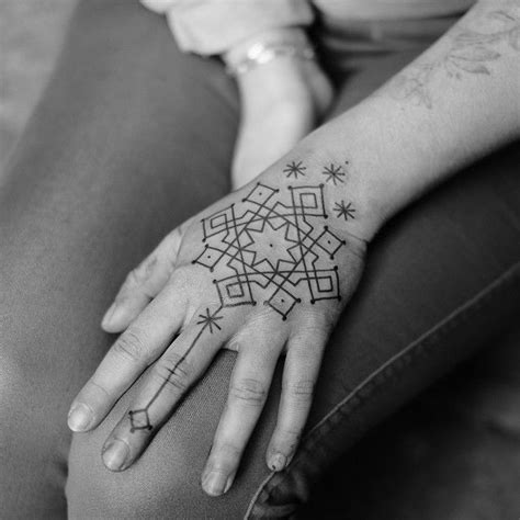 Many people get henna tattoo directions and henna hair dye directions confused. BURT☮N.URSAE.MINORIS on Instagram: "The 4 direction ...