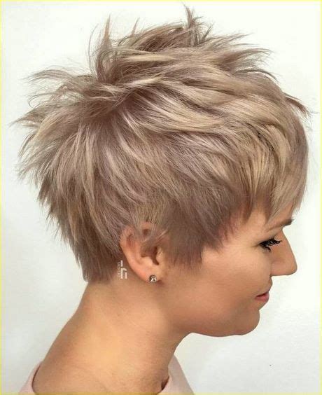 Long gray pixie for straight hair show off your gray hair with pride and joy by getting one of favorite haircuts for women over 60: Pixi účesy 2020