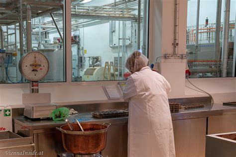 Nach einer kurzen einführung in die geschichte der schwedenbombe ganz nach alter tradition werden die mozartpolster noch per hand gemacht. Schwedenbomben selber basteln - der Niemetz Schwedenbomben ...