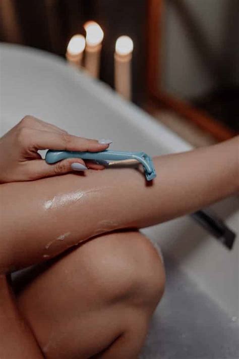 J'ai des questions concernant l'épilation ou le rasage intime. Epilation ou rasoir : les avantages et les inconvénients