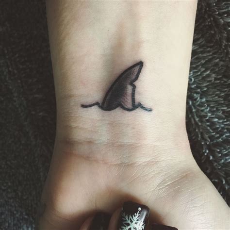 Back tattoos, girls tattoos, henna tattoos, shoulder tattoos, shoulder tattoos. Image result for old school shark fin tattoo | Simple ...