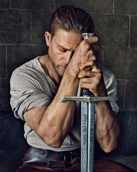 Fin du film d'animation merlin l'enchanteur où moustique devient le roi arthur. Rei Arthur: A Lenda da Espada | Charlie hunnam, Rei arthur ...