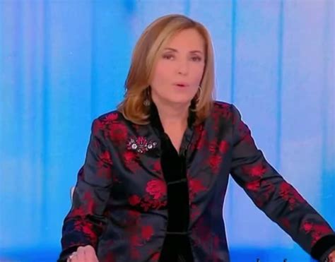 Barbara palombelli è stata definita la giornalista girovaga. Barbara Palombelli sorride alle parole in tv del marito