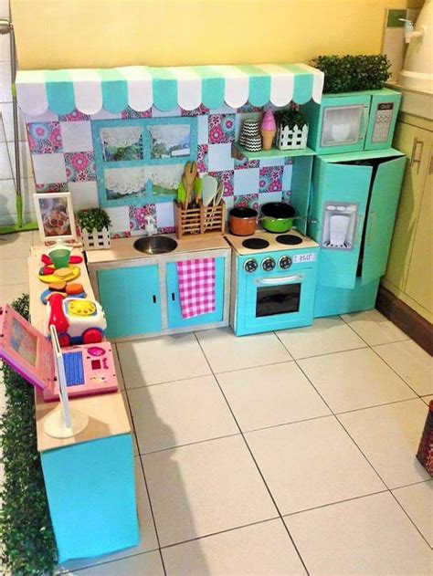 Cómo hacer cocina de madera para niños reciclada a partir de un mueble viejo de casa. Mamá creó una mini cocina con cajas de cartón recicladas