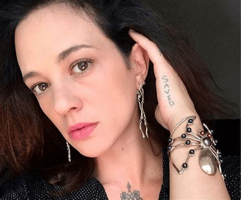 Asia argento fait partie de celles qui ont dénoncé les auteurs de violences sexuelles, dans le cadre du mouvement #metoo. Asia Argento Isola : Isola dei Famosi 2021, Asia Argento ...