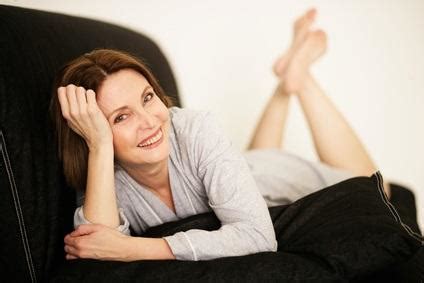 Pour la ménopause naturelle, la cause principale est la baisse de la production d'œstrogène et de progestérone par les ovaires, voire son arrêt, due à l'augmentation de fsh et de lh. MÉNOPAUSE et DYSPAREUNIE : Pourquoi il faut oser en parler ...