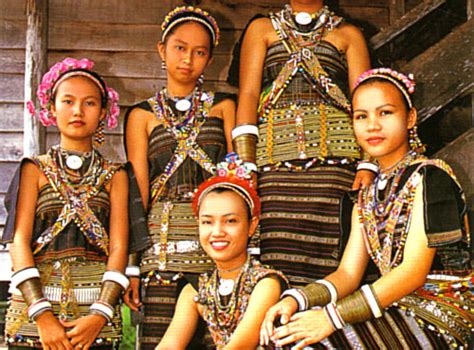 Uniknya baju wanita hampir seluruh bajunya di tenun dan ianya penuh dengan corak corak yang sangat menarik bahkan unik. KUDAT...SABAH: Baju tradisional suku kaum Rungus