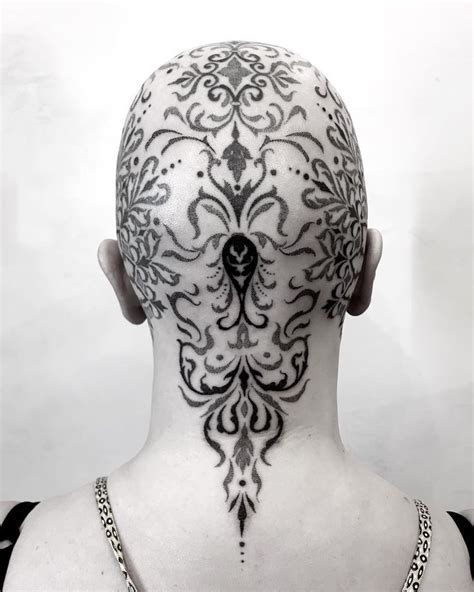 Poussé à l'intérieur par le vent, jeté dehors par la faim. Tatouage ornemental sur un crâne travaillé au dotwork, d'inspiration baroque | Tatouage ...