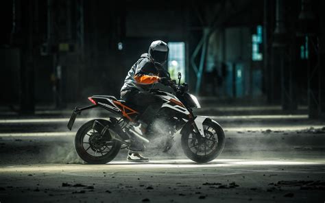 As seen in the video, it has a top speed of about 145 km/h to 147 km/h. 2017 KTM Duke 250 | Top Speed