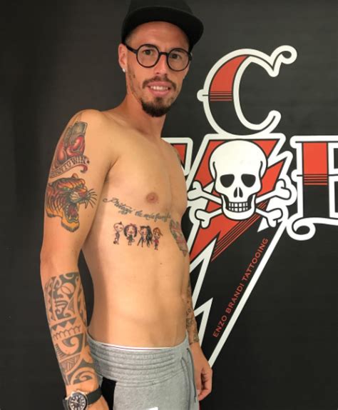 Kaptan olarak mücadele eden marek hamsik, galibiyet golünde skriniara ortayı yapan isim oldu. FOTO E VIDEO - Nuovo tatuaggio per Hamsik: guardate cosa ...