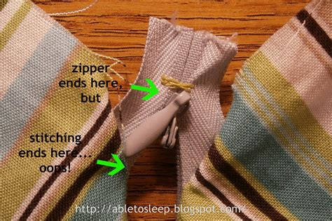 Make a diy pillow cover really easily with this simple tutorial. able to sleep: Pillow Covers with Invisible Zippers