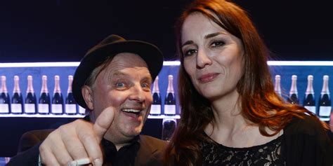 Er war bereits zweimal verheiratet. Bambi: "Tatort"-Kommissar Axel Prahl zeigt seine neue Freundin