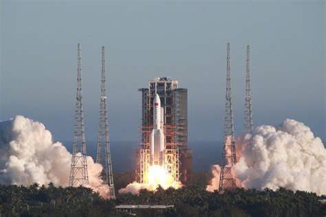 La fusée chinoise a décollé le 29 avril dernier. Décollage d'une fusée chinoise Long March 5B avec vaisseau ...