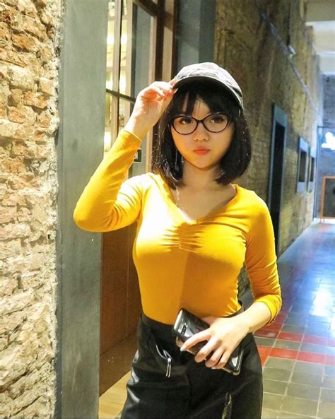 Mirip aja apa sekilas mirip lagi rame. Netizen Cari Soal Seksi Buka Baju, Sarah Viloid Ingatkan Dosa