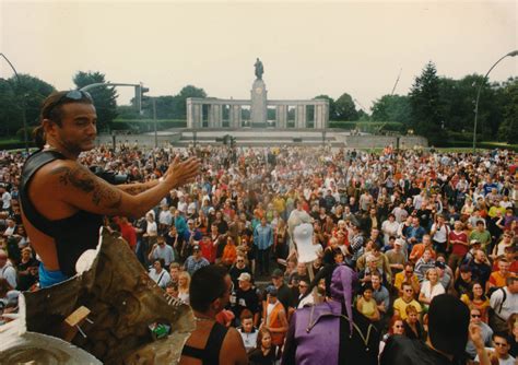 Viele berliner studenten leben in studentenwohnheimen und studenten wohnungen, welche oft von den universitäten angeboten werden. Berlin in the '90s: 20 photos that capture the wild spirit ...