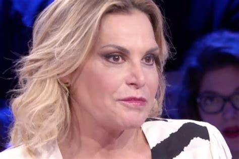 Simona ventura signed a contract for two years with satellite platform sky after almost 10 years spent working at rai bringing good advertising revenue, becoming the queen of rai 2, leaving the company to move to the. Simona Ventura: "Giovanni Terzi? Lo sposo entro la fine dell'anno"