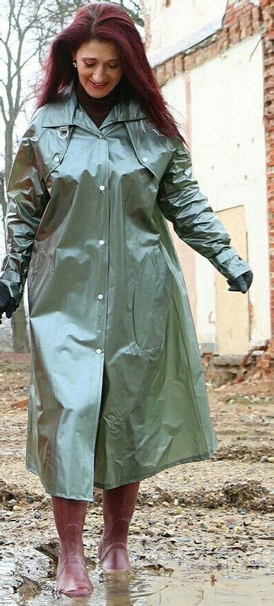 Das skandinavische label rains steht für schlichte designs, die zu jedem outfit passen. Durch Matsch mit einem hübschen PVC Regenmantel | Rainwear ...