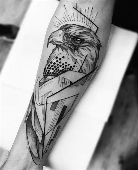 La libertad de las aves , pero con un poquito de fuego 🔥 🐉. Sketch and Geometric Tattoo of Eagle | Tatuajes aguilas, Tatuajes abstractos, Hombres tatuajes