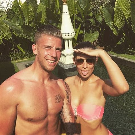 Twee wordt drie. schrijft alderweireld bij een foto van een paar roze kinderschoentjes, waarmee de tottenhamverdediger aangeeft dat zijn. Dit is Shani, de bloedmooie vriendin van Toby Alderweireld