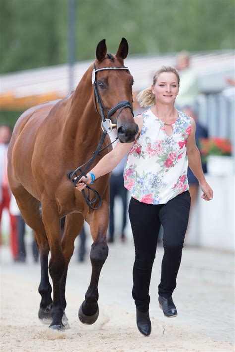 Overnight leader julia krajewski erzählt, wie man sich 19 minuspunkte erkämpft und dass es auch in den hohen klassen um korrektes reiten geht. Julia Krajewski - St.GEORG