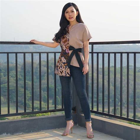 Kamu bisa memadupadankan beberapa jenis kain dengan. 30+ Model Baju Batik Wanita Terbaru (MODERN & FORMAL)
