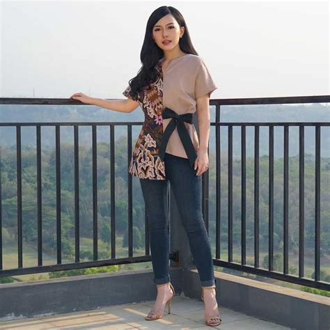 Ada berbagai model lengan baju, dari pendek hingga panjang, yang bisa dipilih untuk menyempurnakan tampilan pakaian anda. 30+ Model Baju Batik Wanita Terbaru (MODERN & FORMAL)