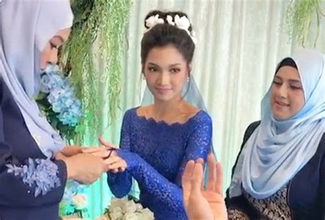 Pasangan selebriti kelahiran singapura, atikah suhaime dan awi rafael, telah selamat mengikat tali pertunangan sebentar tadi. Awi Rafael, Atikah Suhaime bertunang | Astro Awani