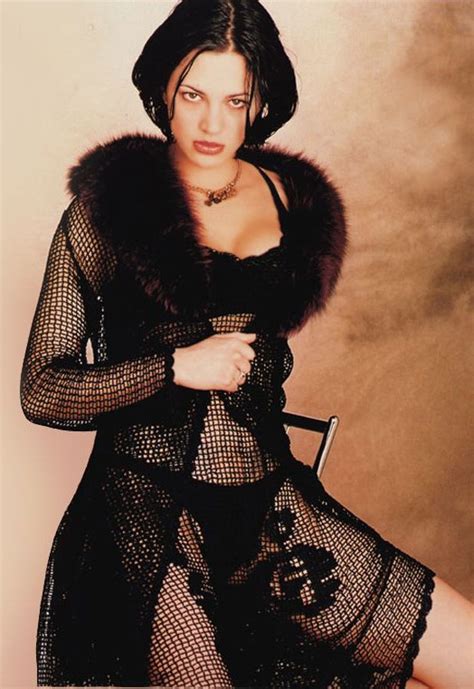 New rose hotel hat nur einen handlungsstrang, mit dem abel ferrara aber gekonnt spielt. Asia Argento - Scream queen