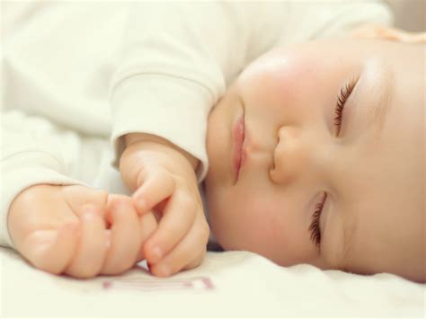 Slowly shorten nighttime feeding length. The correct sounds and smells for better sleep | Baby ...