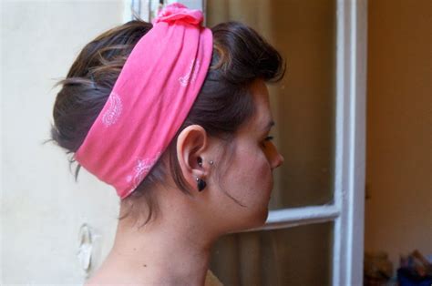 Les coiffures années 50 : Trucs de Meuf: TUTO : Coiffure inspiration pin up pour ...