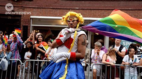 La bandera del arcoíris es símbolo del orgullo. 48 Banderas Orgullo Gay | Gifmaniacos.es