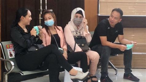 Seperti diketahui, vicky prasetyo dan kalina oktarani telah menggelar acara lamaran pada minggu, 24 januari 2021. Alasan Ibunda Vicky Prasetyo Beri Kalina Ocktarany Restu Menikah : Okezone Tren