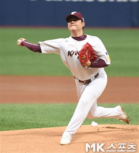Jun 27, 2021 · 한현희 '이 악물고'포토 기사입력 2021.06.27 17:29 (엑스포츠뉴스 고척, 김한준 기자) 27일 오후 서울 구로구 고척스카이돔에서 열린 '2021 신한은행 sol kbo리그' kia 타이거즈와 키움 히어로즈의 경기, 1회초 키움 선발투수 한현희가 공을 힘차게 던지고 있다. 한현희 '5연승 내가 책임진다' MK포토
