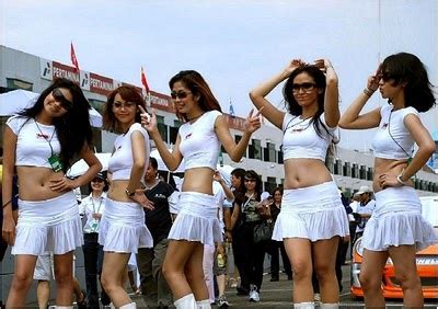 Jangan lupa kalau kamu lagi mengenakan rokkarena kalau kamu lupa mungkin akan melakukan hal. Foto Seksi Gadis SPG Pakai Hot Pants | myvevo