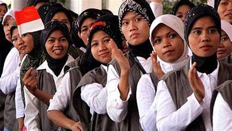 .maids in malaysia (2006) in a shocking abuse of work place rights, the malaysian government dictates that indonesian maids saya gak pernah ketemu orang benci malaysia.semua rasanya biasa2 saja. With paper in hand, Indonesian maids fight exploitation ...