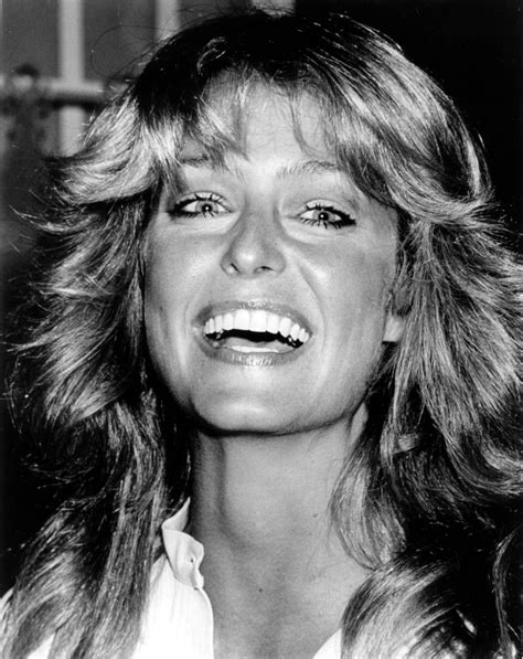 Farrah fawcett hairstyles | hairstylo image source : Farrah Fawcett | Farrah fawcett, Poses, Big hair