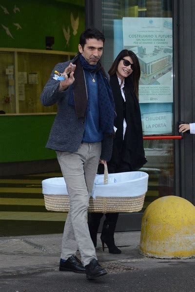 La giornalista e il piccolo hanno lasciato la clinica nella mattinata, accompagnati a casa dal neo papà. Prime Foto del Figlio di Gigi Buffon e Ilaria D'Amico