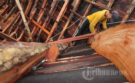 40+ harga tiang beton rumah pics.suntik tiang cor beton sloof renovasi rumah 1 lantai menjadi 2 lantai semoga menjadi inspirasi buat anda. Tergiur Harga Kayu Jati, Pencuri Nekat Gergaji Tiang Rumah ...