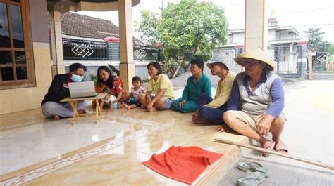 Tapi biarpun belajar tetap di rumah, saya masih bisa belajar dengan lengkap. Melihat Potensi Desa, Mahasiswa UMM Ajak Ibu Rumah Tangga ...