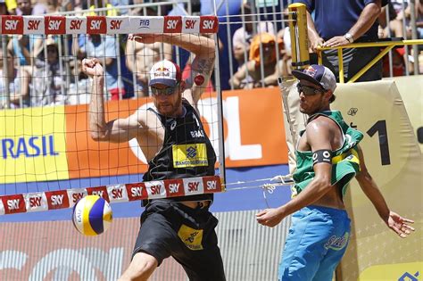 Bruno schmidt ataca bola em partida contra dupla polonesa nas olimpíadas de tóquio — foto a dupla brasileira evandro/bruno schmidt virou sobre a polonesa bryl/fijalek em partida com final. Alison e Bruno e Larissa e Talita vencem o Aberto de ...