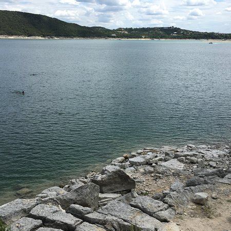 Bölge, o dönemin kültürel değişimleri nedeniyle 1960'larda daha popüler hale geldi ve woodstock'tan sonra 'hippie hollow' takma adı doğdu. Hippie Hollow (Lago Vista) - Aktuelle 2019 - Lohnt es sich ...