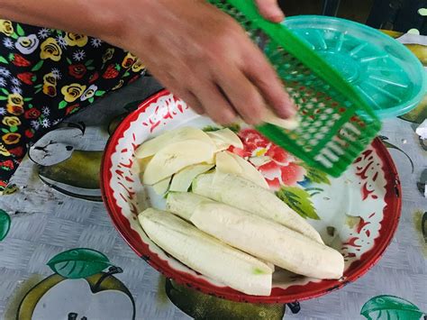 Bunda cantik ini membuat keripik pisang dengan cara langsung serut ke dalam minyak panas. Cara Mudah Step By Step Buat Kerepek Pisang Yang Sedap dan ...