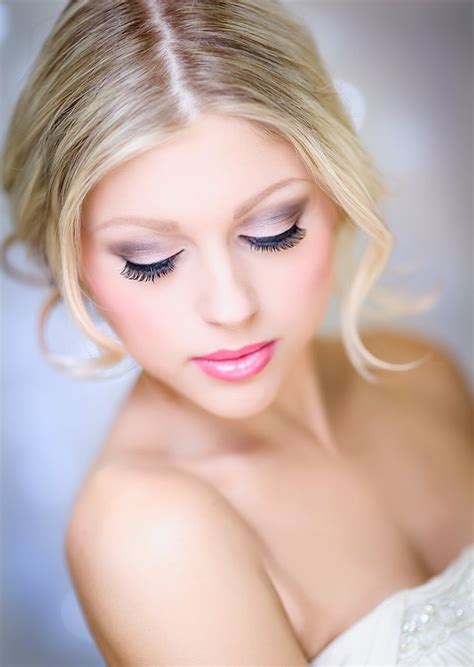 This pink eye makeup is super cute and very subtle. 14 Pretty Pink Smokey Eye Makeup Looks - Pretty Designs