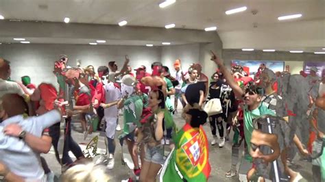 Juli im stade de france wenn du glaubst, dass außenseiter portugal gegen frankreich den zweiten sieg nach regulärer spielzeit einfahren kann und sich damit zum ersten mal. Fussball-EM 2016, Portugiesische Fans feiern 1:0 Sieg ...