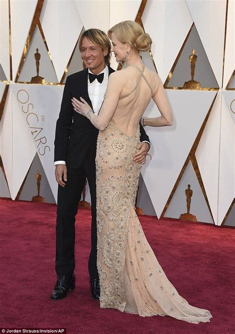 Nicole kidman's height is 5ft 10.5in (179 cm). Keith Urban pats wife Nicole Kidman's bottom at Oscars ...